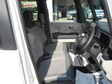 運転席はシートの高さを調節できます!また前席はシートヒーターがついています♪