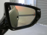 【ブラインドスポットモニター】隣の車線を走る車両をレーダーで検知し、ドアミラーでは確認しにくい後側方エリアに存在する車両を検知すると、ドアミラーに搭載されたLEDインジケーターが点灯します。