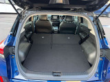 シートを倒すとゴルフバックなどの大きな荷物も余裕で詰め込めます