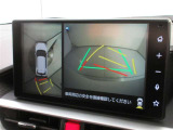 後退時に全方位カメラが作動し、周囲の状況が確認できます。
