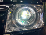【LEDヘッドライト】悪天候や夜間走行時も良好な視界を確保し安心して運転できる高輝度LEDヘッドライトを装備!点灯速度が早く、消費電力も抑えられています。