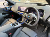 【コックピットシート】BMW車の主役席。車体中央にくる様に配置し車両重心とが一致する事でドライバーと車との一体感あるドライビングを実現。人間工学に基づき形成した形状が長時間のドライブ疲労も軽減します!
