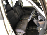 運転席の座面高さを調整できるシートリフターが付いています。フロントシートはベンチシートを採用で、座面も広く使い勝手もいいですよ♪