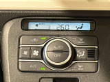 快適装備のオートエアコン♪ 温度設定をすれば、自動で車内の温度管理をしてくれる優れ物です☆彡