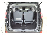 3列目シートは跳ね上げ式で折りたたみ可能です。キャンプ用品など大きな荷物もばっちり収納可能です!