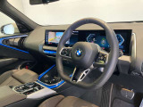 BMWのステアリングはドライバーと車体が一体感に感じれるような操作性を実現しております。また、握りやすさや操作性を向上するためにスイッチ類も配置されております。