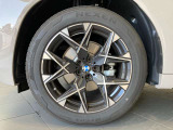 BMWの純正アロイホイールは軽量かつ強度にも優れているホイールで走行性能を引き上げる設計になっております。足元にもBMWは妥協がなくこだわっている個所になります。