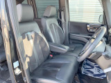運転席まわりには十分なスペースがあり、大柄な方でもゆったり運転していただける環境です。
