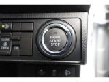 スマートエントリー&プッシュスタートはキーをバッグ等に携帯している時にブレーキを踏んでスタートボタンを押すとエンジンが始動します。車内に忘れた場合にはロック出来ませんので締め忘れの心配もなくなります!