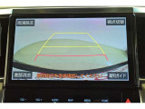 バックガイドモニター(バックモニター)付き。車両後方の映像をナビ画面に表示し、駐車などの後退操作をサポートします。