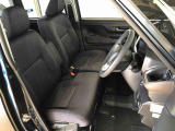 運転席の座面高さを調整できるシートリフターが付いています。フロントシートはベンチシートを採用で、座面も広く使い勝手もいいですよ♪