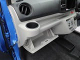 掘り込みしきインパネドリンクホルダーで ホールド感バッチリ!! 運転席側にも同じものがついてます
