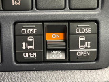 【両側パワースライドドア】スマートキーや運転席のスイッチで後席両側スライドドアの開閉が可能♪電動だから力を入れてドアを開ける必要が無く、小さなお子様でも簡単に開け閉めでき快適です♪
