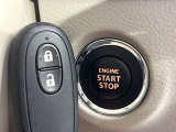 【キーレススタートシステム】カバンやポケットに入れたままでもドアの施錠・解錠が可能なスマートキーを装備。エンジンのオン・オフ時もカギを取り出す必要が無いからとっても便利です♪