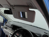 運転席サンバイザー裏にバニティーミラー。気になった時にサッと身だしなみチェック。