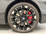 BMWの純正アロイホイールは軽量かつ強度にも優れているホイールで走行性能を引き上げる設計になっております。足元にもBMWは妥協がなくこだわっている個所になります。