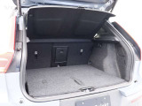開口部のへりからフラットになっているため、荷物の乗せ降ろしもスムーズにできます。後席の背もたれは60:40分割式ですので、乗せたい荷物の大きさや量に合わせて使い分けることができます。