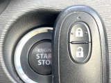 【キーレススタートシステム】カバンやポケットに入れたままでもドアの施錠・解錠が可能なスマートキーを装備。エンジンのオン・オフ時もカギを取り出す必要が無いからとっても便利です♪