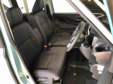 運転席の座面高さを調整できるシートリフターが付いています。フロントシートはベンチシートを採用で、座面も広く使い勝手もいいですよ♪