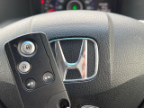 【Hondaスマートキー】カバンやポケットに入れたままでもドアの施錠・解錠が可能なスマートキーを装備。エンジンのオン・オフ時もカギを取り出す必要が無いからとっても便利です♪