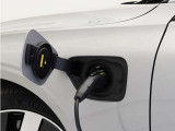 専用コードを接続するだけで簡単に充電が行えます。プラグインハイブリッドモデルT6 AWD PHEVは、走行中の充電のほか、自宅などに設置された充電機器からの充電が可能です。