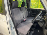 運転席まわりには十分なスペースがあり、大柄な方でもゆったり運転していただける環境です。