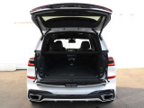 X7のトランク容量は、3列目シート使用時で750L、後席(2・3列目)を折りたたむと最大2,210Lと非常に広大です。
