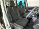 運転席側からの前席ビューです。内装色はブラック系ですので汚れも目立ちにくいです♪