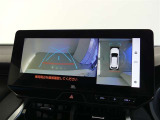 【全周囲モニター】車を上空から見下ろしたような映像をカーナビ画面に映し出し、車庫入れや縦列駐車をサポートしてくれます。