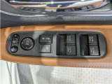 パワーウィンドウのスイッチですよ。 運転席に居ながら窓を開け閉めのコントロールできますよ。 ロック機能で、子供がイタズラして窓を開けるという事も無くなりますよ。