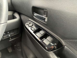 運転席側のドア部。こちらのスイッチでドアミラーの角度調整やパワーウィンドーの操作が可能になります。