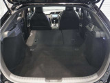 【トランクスルー機構】後席を前に倒してトランクルームとつなげ、長尺物の収納を可能にするトランクスルー機構も備えています。