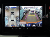 【全方位モニター】リバースに入れた際、車両全体を見渡している映像に切り替わります。また、見通しが悪い場所で便利な前方ワイド映像やすれ違いに便利な助手席側ワイド映像など切り替えが出来ますよ♪