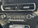 エアコンはオートエアコンです(^-^)温度調節も細かくできるので車内を快適な温度にできますよ(*^^*)人気の装備です☆