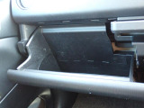 収納たっぷりグローブボックス。