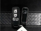 ◆スマートキー◆カギをバッグやポケットに入れたままでもドアロックの開閉ができる『スマートキー』付き!雨天や暗くなってもカギを取り出す必要がなくドアの開錠&エンジンも始動できます