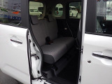 フロントシートはヒーター機能搭載!広々ベンチシート