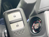 【Hondaスマートキー】カバンやポケットに入れたままでもドアの施錠・解錠が可能なスマートキーを装備。エンジンのオン・オフ時もカギを取り出す必要が無いからとっても便利です♪