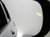 【BSM(ブラインドスポットモニター)】・・・隣の車線を走る車両をレーダーで感知。車両を感知するとドアミラーに搭載されたLEDインジケーターが点灯。