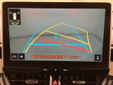 ハンドル操作に連動して、ガイドラインが予想進行先を表示するバックガイドモニター付きです。夜間でも後方の視界が確保出来るので、より安定した運転が行えます。補助装置になりますので、目視での確認も大切です。