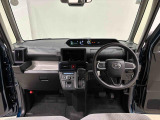 360&deg;UV&IRカット機能ガラス採用。見易い計器類と運転し易いレイアウトのドライビングポジションは、極細Aピラーの採用で視角も少なく前方&左右の見切りが良く安心して運転できます。