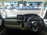大きなフロントガラスで広々とした視界の運転席まわりです。