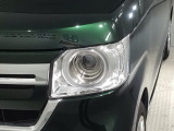 LEDヘッドライトは、点灯の瞬間から最大光量を発揮し、突然暗くなるトンネルなどでの安定感を高めます。