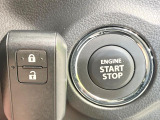 【キーレススタートシステム】カバンやポケットに入れたままでもドアの施錠・解錠が可能なスマートキーを装備。エンジンのオン・オフ時もカギを取り出す必要が無いからとっても便利です♪