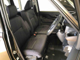 運転席の座面高さを調整できるシートリフターが付いています。フロントシートはベンチシートを採用で、座面も広く使い勝手もいいですよ♪