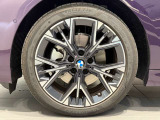 BMWの純正アロイホイールは軽量かつ強度にも優れているホイールで走行性能を引き上げる設計になっております。足元にもBMWは妥協がなくこだわっている個所になります。