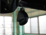 この車にはリアにもドライブレコーダーを装備しております◆映像・音声などを記録する自動車用の装置です。 もしもの事故の際の記録はもちろん、旅行の際の思い出としてドライブの映像を楽しむことができます。