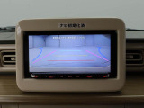 後退時に車両の後ろ側をモニター画面に表示します。車庫入れなどでバックする際に後方確認ができて便利です。車庫入れが苦手な人もこれで安心。