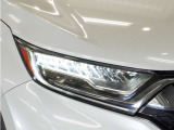 【LEDヘッドライト】省電力で、明るく遠くまで照らし、夜道や雨天などの走行の際、安心感を高めます。オートライト機構で周囲の明るさを感知し、自動で点灯、消灯します。