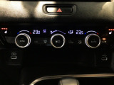オートエアコンは左右席で独立温度コントロールが可能です。運転席はキンキンに冷やして助手席はマイルドにと言った設定が可能です☆暑さ寒さでケンカすることもなくなりますね♪